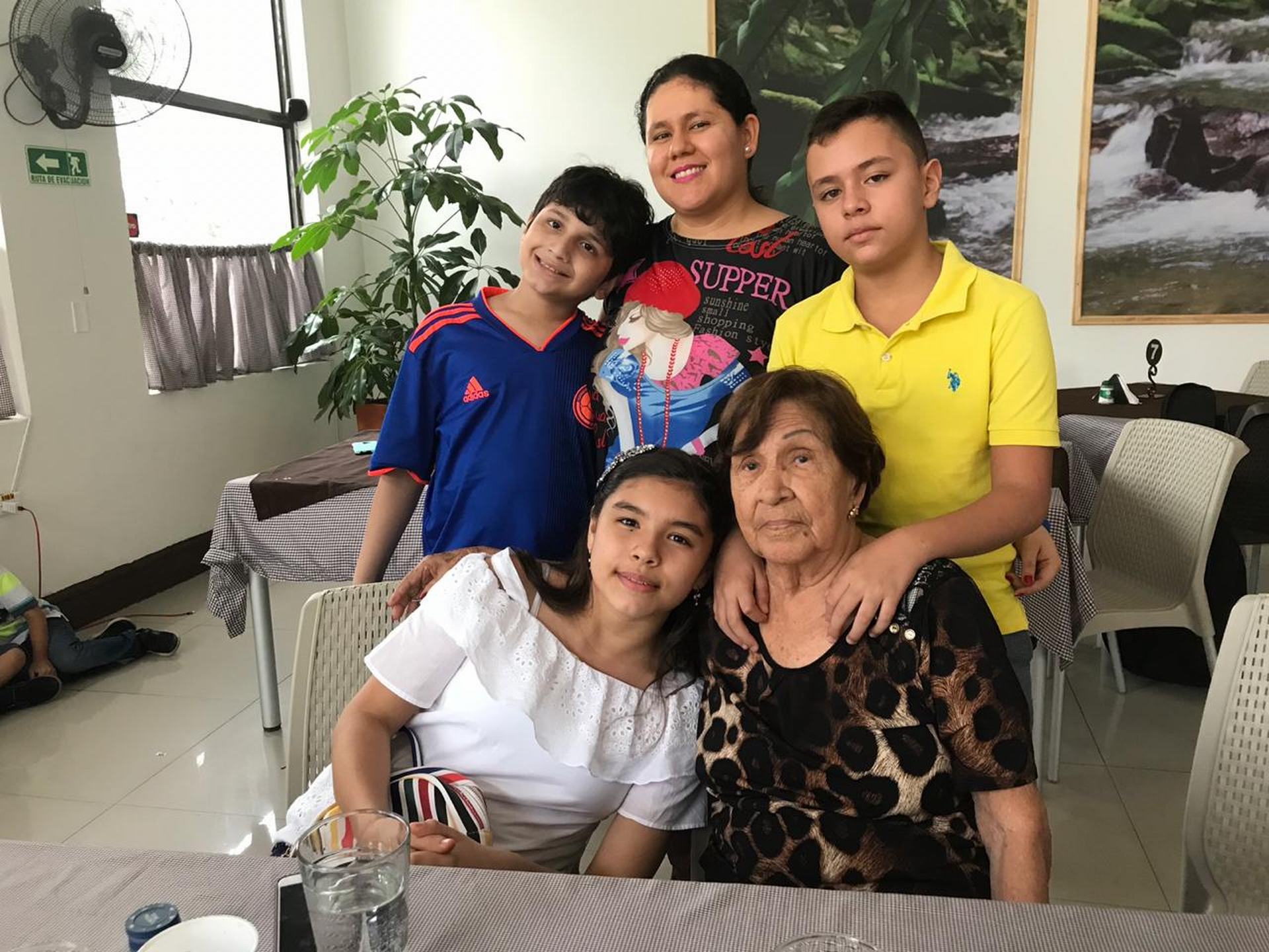 Marina de Suarez, con sus nietos y  bisnietos: Juan Felipe Ortega, Andrea Suárez, Juan Andrés Andrade y María Paula Suárez.